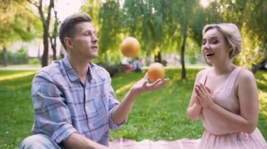 Şaşırtıcı ve tezahürat hile yapma ve portakal ile hokkabazlık Bayan, erkek