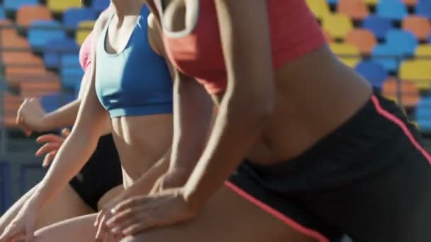 Meninas aquecendo antes da competição para o título de melhor esportista da faculdade — Vídeo de Stock