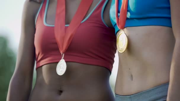 Jovens vencedoras de prêmios femininos comemorando a vitória na competição esportiva, carreira — Vídeo de Stock