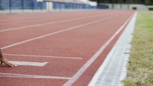 Multiracial girls getting to crouch start, running after command, way to success — Stock Video