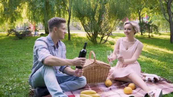Hombre llenando vasos con vino de rubí y diciendo brindis por amada, aniversario — Vídeos de Stock