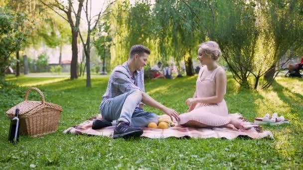 Joven pareja amorosa riendo y divirtiéndose, pasando el tiempo de la fecha en el parque público — Vídeo de stock