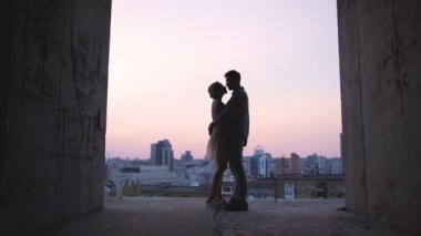 Ufukta, romantik günbatımı çerçevede sarılma aşıkların siluetleri
