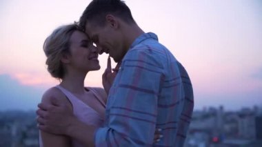 İki evin çatısına yavaş yavaş dans, özgürlük zevk ve öpüşme aşk içinde