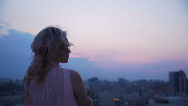 Yalnız kız günbatımı hatırlayarak ve özlem için bakan geçmiş, yalnızlık