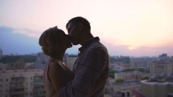 Los amantes de besos tiernamente pasar cita romántica en el techo del edificio de varios pisos — Vídeo de stock
