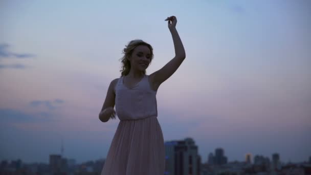 Mooi zacht meisje dansen, genieten van haar lichtheid en de vrijheid, de manier om te ontspannen — Stockvideo