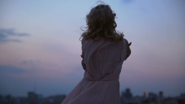 Meleg szél simogató törékeny fiatal nő, tánc egyedül sugarak naplemente — Stock videók