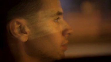 Yorgun adam uykuda sürüş araba kaza riski yüksek hızda düşen yakın çekim