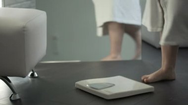 Kilo kontrolü, ölçekler üzerinde adım bazı ekstra ağırlık kadınla evde, diyet