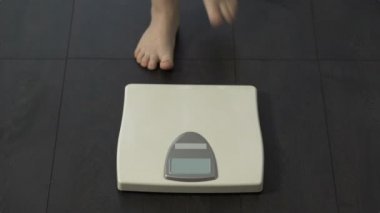 Kadın vücut ağırlık ölçekler, sağlıklı diyet, sağlıklı kişi, ön ölçme