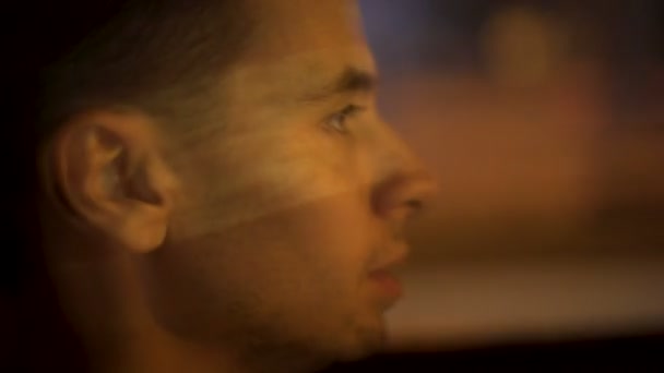 Homme fatigué s'endormant conduisant une voiture à grande vitesse, risque d'accident, gros plan 