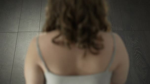 Dik meisje meten lichaamsgewicht op de badkamer schaal, problemen met overeten — Stockvideo