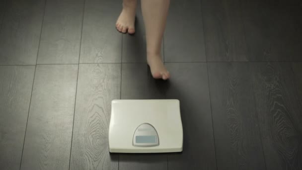 Benen på kvinnan kliva på hem skalor, normalvikt, framgångsrik diet resultat — Stockvideo