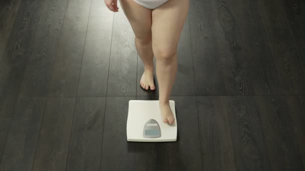 Kvinnan kliva på badrumsvåg att mäta vikt, misslyckade kost, underlåtenhet — Stockvideo