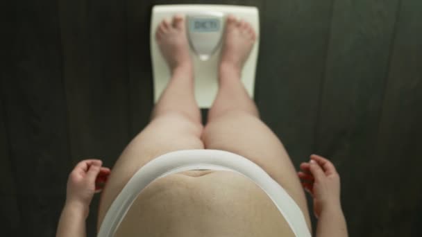 Hälsoproblem, damen tittar på skalor skärmen att se ordet diet, nödvändighet — Stockvideo