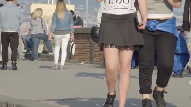 Hombres y mujeres jóvenes caminando en la calle de la ciudad, ambiente de fin de semana, cámara lenta — Vídeo de stock