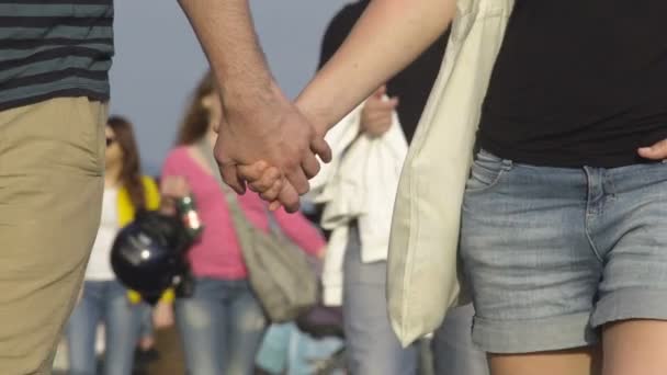 Neapel, Italien - ca. Juli 2014: Menschen in der Stadt. Menschen, die entlang des überfüllten Ufers spazieren, Pärchen Händchen haltend, Dating — Stockvideo