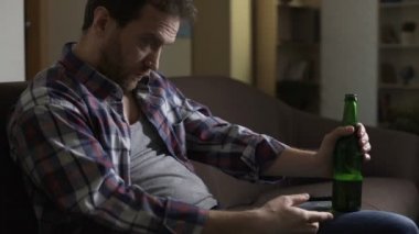 Sarhoş adam şişe bira, alkol bağımlılığı ve halüsinasyonlar konuşuyor