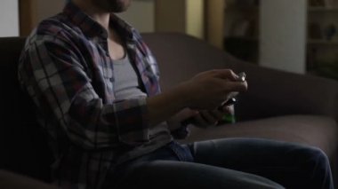 Depresyon, veren erkek kırık uzaktan kumanda ile Tv kanallarını değiştirmek için