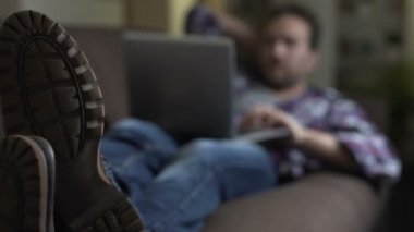 Dizüstü bilgisayar, gördüğü sürpriz ile erkek koltukta yalan haber heyecan verici