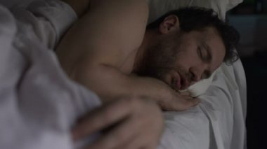 Sarhoş erkek ses uyku çekyat üzerinde sahip açık ağız, Kurtarma nefes