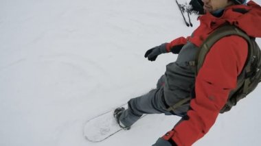 Snowboard yaparken eğitim, yüz aşağı düşen kar, komik kış video etkin adam
