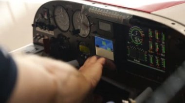 Erkek el ekran paneli küçük uçak, ders açıklama gemide dokunmadan