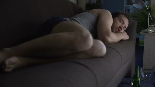 Részeg felnőtt alszik a kanapén, fehérnemű, sikertelen házasság, inni otthon — Stock videók