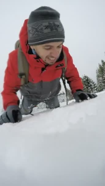 Cara feliz se levantando após o outono, homem inspirado para se tornar campeão de snowboard — Vídeo de Stock