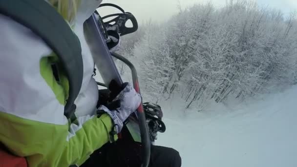 Verzweifelte Skifahrerin fährt mit Skilift auf höchsten Berg und zeigt Meisterklasse — Stockvideo