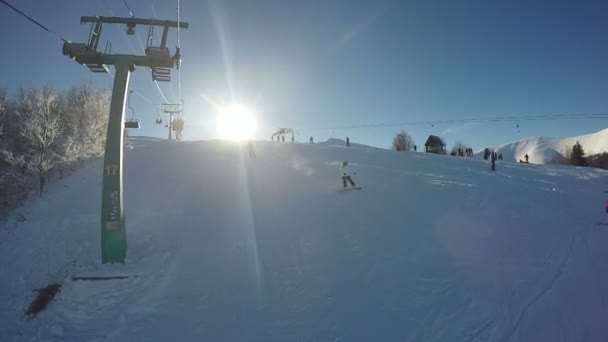 快乐的游客在美丽的阳光明媚的日子里热情地滑雪和滑雪 — 图库视频影像