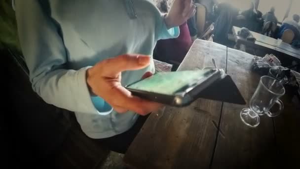 Meisje in café verbinding maken met internet om te posten vakantiefoto's in sociale media — Stockvideo