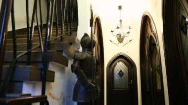 Karanlık salonda, giriş tarihi Müzesi, turizm için zırh ayakta şövalye