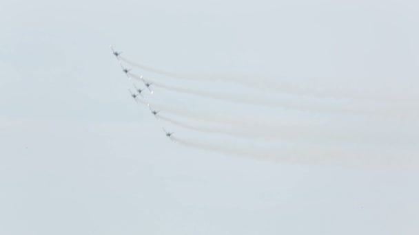 Aviones volando en el cielo, evento público para mostrar habilidades de vuelo, pilotaje, espectáculo aéreo — Vídeo de stock