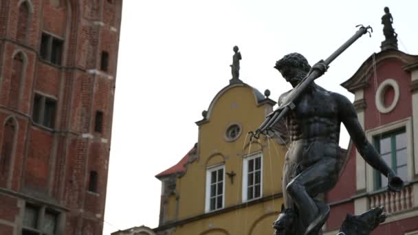 Plastiky zdobící fontána v městě, socha Poseidon hospodářství trident, Gdaňsk — Stock video