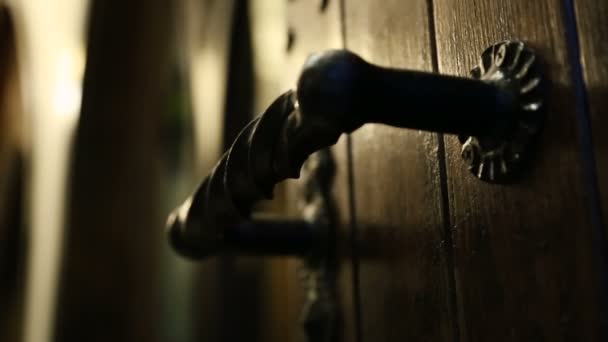 Старовинні ковані двері ручки в кричущому світлі, вхід в старий особняк, таємниця — стокове відео
