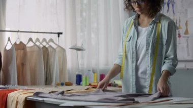 Terzi unfolding bez çalışma tablosu ve desenler, moda tasarımı iliştirme