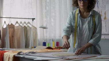 Onun iş tasarım needling atelier, kumaş şablonlarını konsantre