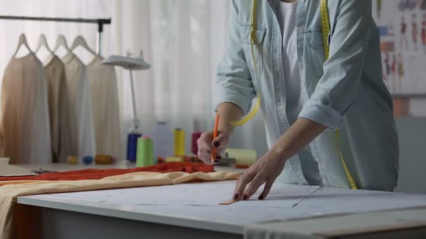 Giysi Tasarımcısı istemcileri boyutu, giyim yapmak için atölye desen çizim — Stok video