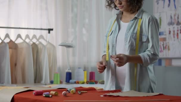 Costura que põe o fio na agulha, começando a coser partes da roupa em conjunto — Vídeo de Stock