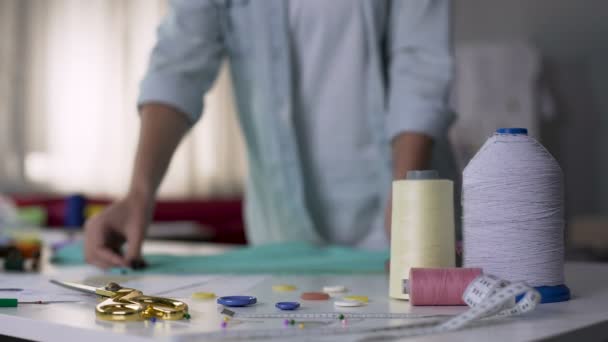 Niña diseñador tamaño de medición de la tela, flujo de trabajo en el taller, inspiración — Vídeo de stock