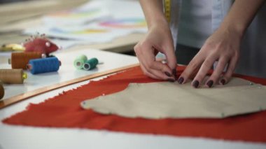 Çaylak terzi ineptly kumaş, pratik dikiş kurumsal olarak desen ekleme