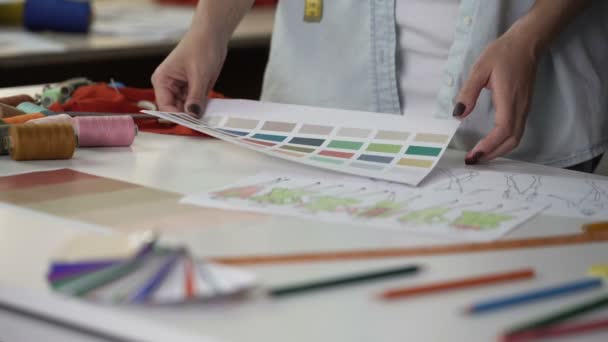 Στυλίστας εξέταση παλέτα επιλέγοντας το κύριο χρώμα του νέα συλλογή μόδας — Αρχείο Βίντεο