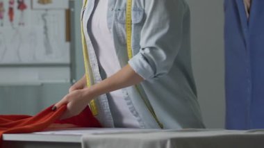 Tablo studio, malzeme bez koyarak profesyonel terzi dikiş perdeler