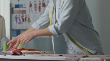 Kursu öğrenci takma desen iğne ile dikiş, ilham yaratıcı süreç