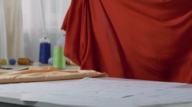 İç tasarımcı erkek perde malzeme masada, ev ürünleri ölçme