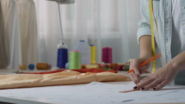 Amateur tailleur dessin motifs de couture à la maison, attention aux détails, passe-temps — Video