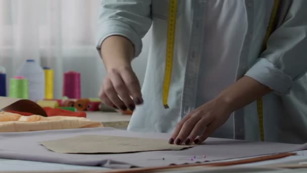 Dressmaking class teacher demonstrating to attach patterns by pins, occupation — Stock Video