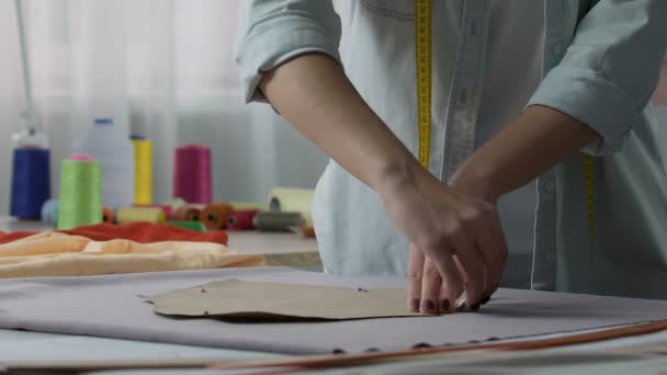 Mujer de sastrería marcando los patrones de tela con jabón, atelier startup servicio — Vídeo de stock